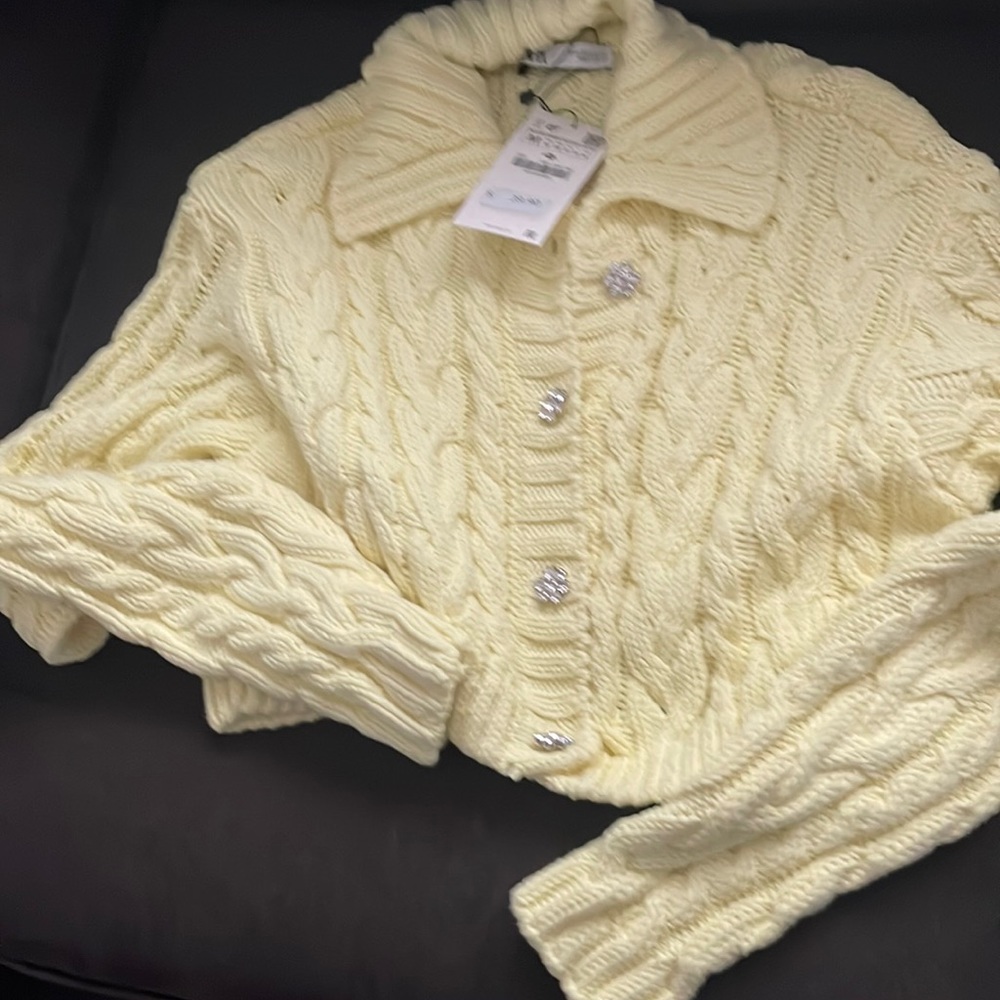 Cute Cropped light yellow Zara sweater with pretty buttons
